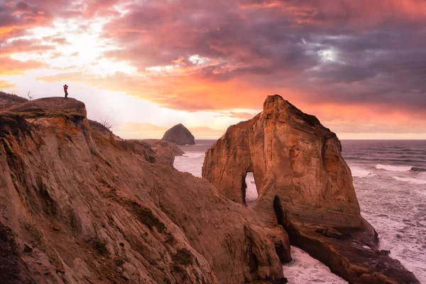 Фотограф фотографує красиве узбережжя — стокове фото