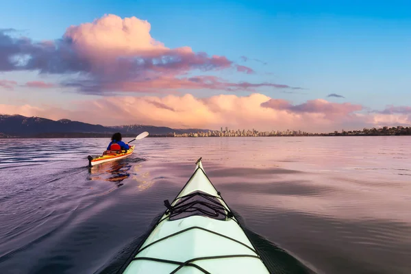 Kayak en el océano con la ciudad moderna y las montañas — Foto de Stock