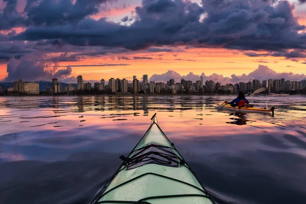 Kayak dans l'océan avec ville moderne et montagnes — Photo