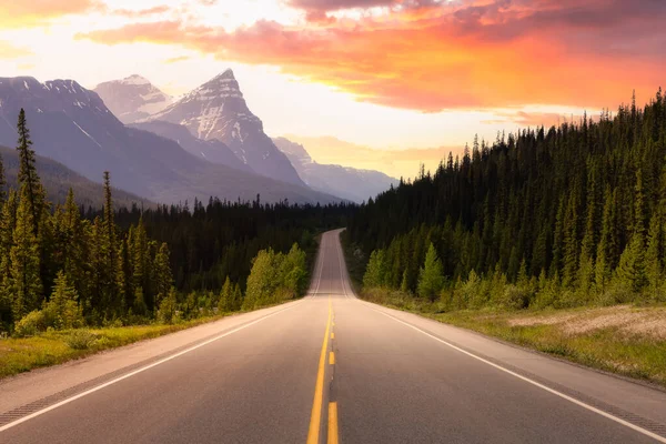 Route panoramique dans les Rocheuses canadiennes. — Photo