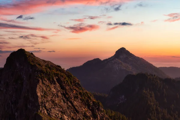 Krásná letecká krajina pohled na vrcholy hor — Stock fotografie