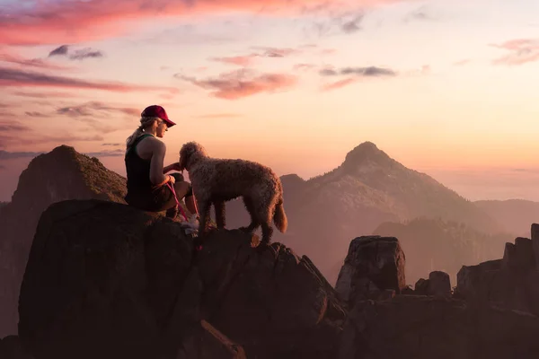 Adventurous Girl je turistika se psem na vrcholu Rocky Mountain — Stock fotografie