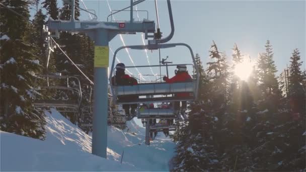 Mensen die de berg op gaan met een stoeltjeslift — Stockvideo