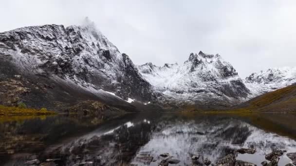 Grizzly Lake in Tombstone Territorial Park, Yukon, Canada. — Stockvideo