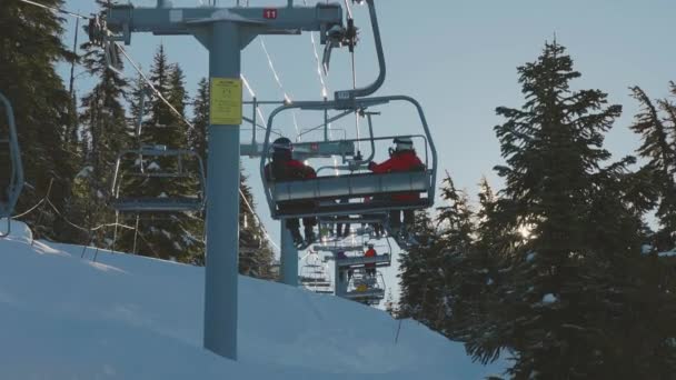 Mensen die de berg op gaan met een stoeltjeslift — Stockvideo
