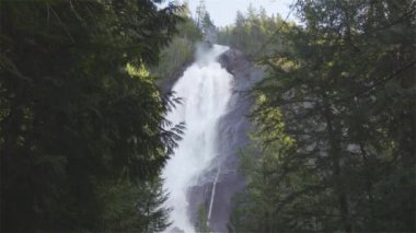 Shannon Şelalesi manzarası ve kanyondan akan su