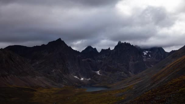 Grizzly Lake in Tombstone Territory Park, Yukon, Καναδάς. — Αρχείο Βίντεο