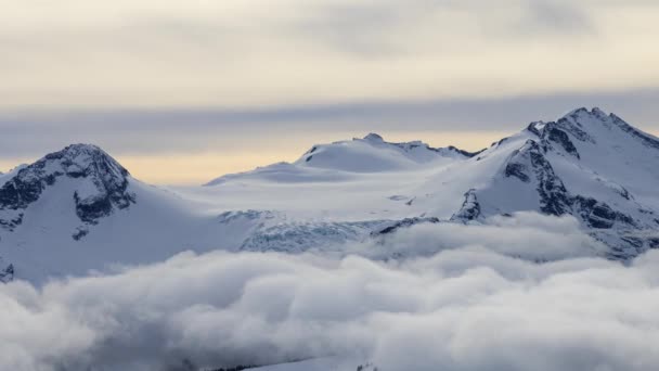 Hermosa vista del lapso de tiempo de Whistler Mountain y el paisaje natural canadiense — Vídeos de Stock
