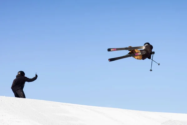 Extreme skiër springt hoog — Stockfoto