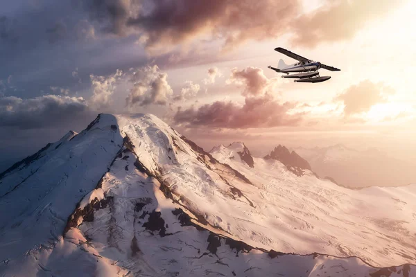 Avion survolant un paysage aérien spectaculaire Vue sur les montagnes — Photo