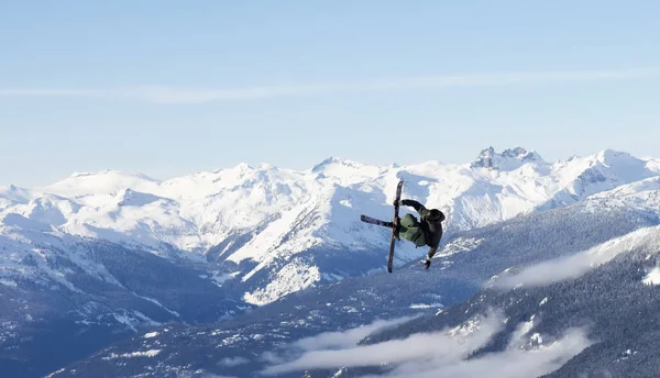 Extreme skiër springt hoog — Stockfoto