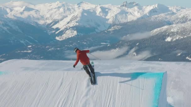 Extreme Skier skacze wysoko — Wideo stockowe
