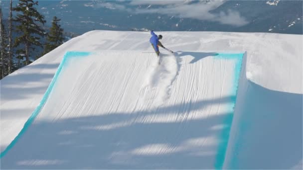 Extreme Skier skacze wysoko — Wideo stockowe