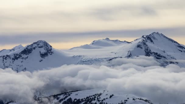 Hermosa vista del lapso de tiempo de Whistler Mountain y el paisaje natural canadiense — Vídeos de Stock