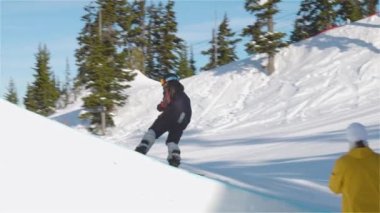 Aşırı Snowboardcu yükseğe zıpladı