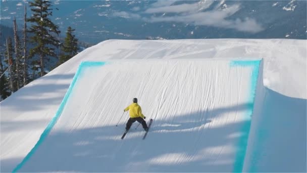 Esquiador extremo salta alto — Vídeos de Stock