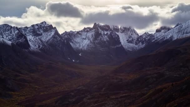 Tombstone Bölge Parkı 'ndaki Grizzly Gölü, Yukon, Kanada. — Stok video