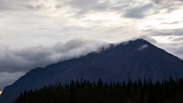 Temps écoulé. Belle vue sur la nature canadienne du lac, des montagnes et des arbres. — Video