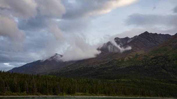 Time Lapse. Hermosa vista de la naturaleza canadiense con montañas y nubes — Vídeos de Stock