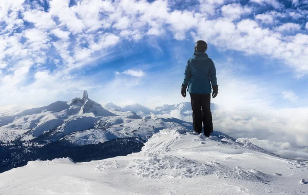 Девочка на вершине красивой снежной горы — стоковое фото