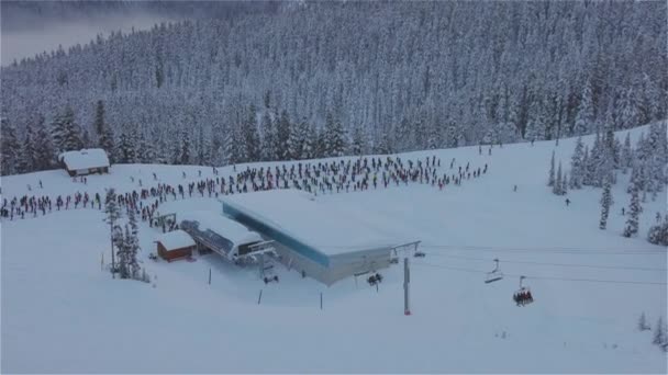 İnsanlar bir teleferikle dağa çıkıyorlar. — Stok video