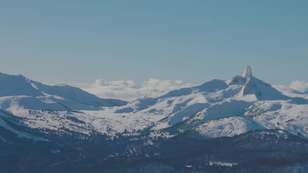 Prachtig panoramisch uitzicht op Zwarte Tusk en het Canadese natuurlandschap — Stockvideo