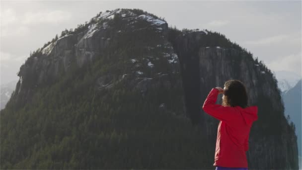 Chica aventurera Senderismo en las montañas durante un soleado atardecer de invierno. — Vídeos de Stock