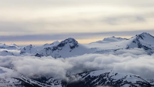 Hermosa vista del lapso de tiempo de Whistler Mountain y el paisaje natural canadiense — Vídeos de Stock