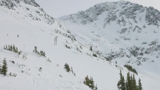 Snöiga landskap på toppen av bergen på vintern under en molnig morgon — Stockvideo
