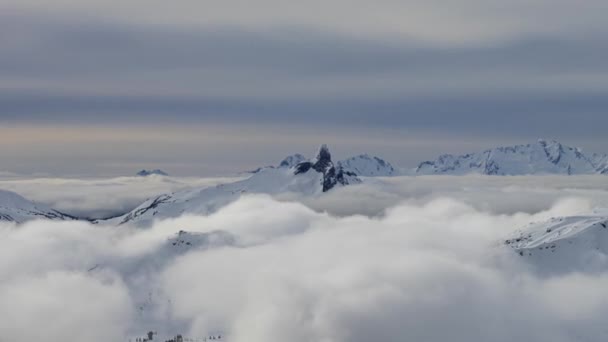 Hermosa vista del lapso de tiempo de Whistler Mountain y el paisaje natural canadiense — Vídeos de Stock