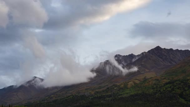 Time Lapse. Hermosa vista de la naturaleza canadiense con montañas y nubes — Vídeos de Stock