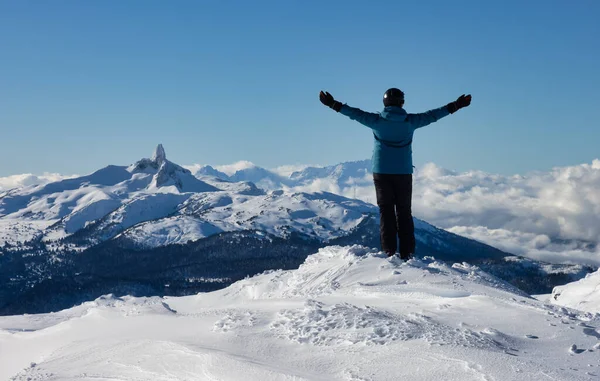 Adventurosa menina no topo de uma bela montanha nevada — Fotografia de Stock