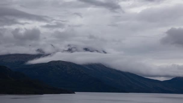 タイムラプス。曇りの朝の湖と山の景色. — ストック動画