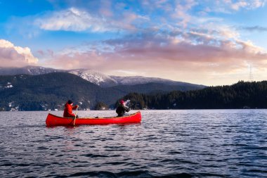 Derin Koyda Kano, Vancouver, BC, Kanada.