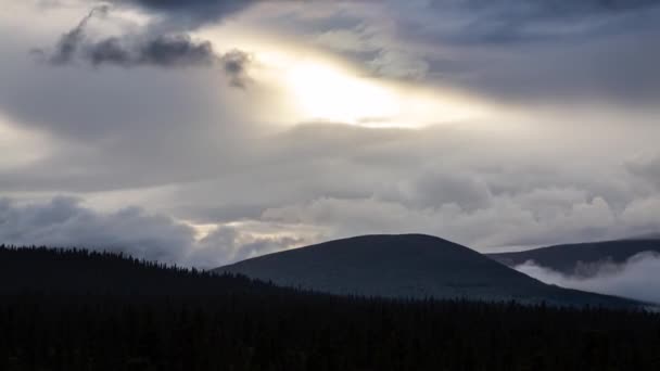 Zeitraffer eines wunderschönen Sonnenuntergangs mit Wolken und Bergen. — Stockvideo