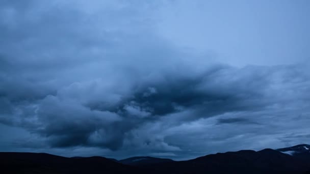 Czas ucieka. Piękny widok Puffy białe chmury z niebieskim niebem — Wideo stockowe