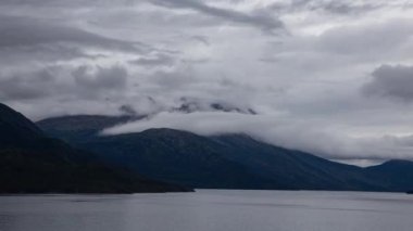 Zaman aşımı. Bulutlu Sabah Manzaralı Göl ve Dağlar.