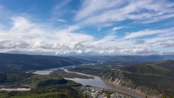 Time Lapse. Vista de Dawson City desde arriba en un día nublado y soleado — Vídeo de stock