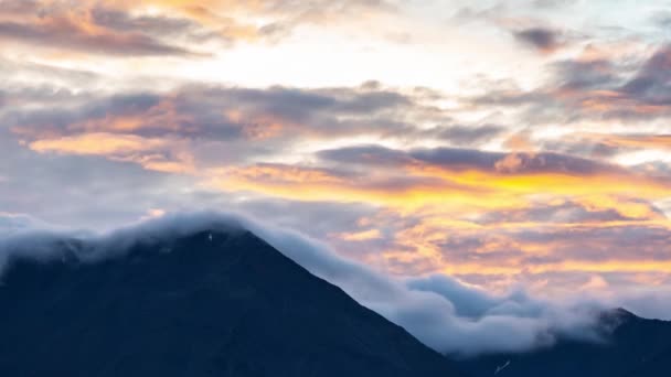 Zeitraffer. Schöne Aussicht auf die kanadische Natur mit Bergen und Wolken — Stockvideo