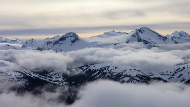 Hermosa vista del lapso de tiempo de Whistler Mountain y el paisaje natural canadiense — Vídeos de Stock