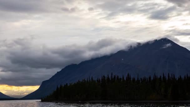 Čas vypršel. Krásný výhled na kanadskou přírodu jezera, hor a stromů. — Stock video