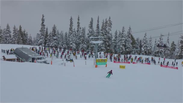 チェアリフトで山に登る人は — ストック動画