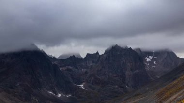 Tombstone Bölge Parkı 'ndaki Grizzly Gölü, Yukon, Kanada.