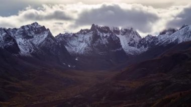 Tombstone Bölge Parkı 'ndaki Grizzly Gölü, Yukon, Kanada.