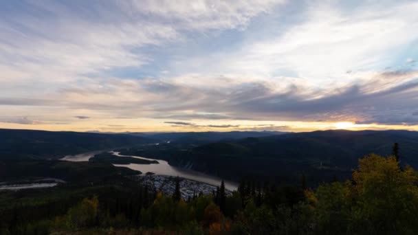 Tidsförskjutning. Utsikt över Dawson City Lights från ovan vid solnedgången. — Stockvideo