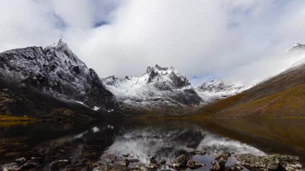 Lago Grizzly en Tombstone Territorial Park, Yukón, Canadá. — Vídeos de Stock