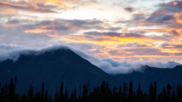 Zeitraffer. Schöne Aussicht auf die kanadische Natur mit Bergen und Wolken — Stockvideo
