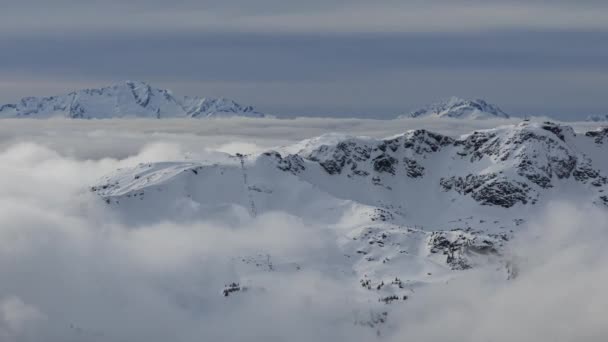 Hermosa vista del lapso de tiempo de Whistler Mountain y el paisaje natural canadiense — Vídeos de Stock