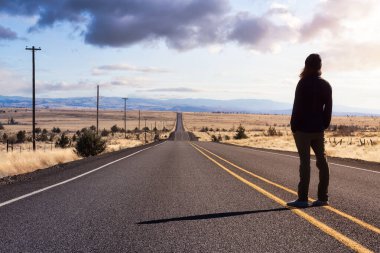 İnsanoğlu uzun yolun ortasında duruyor..