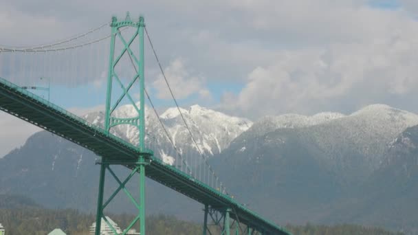 Berühmter historischer Ort, die Lions Gate Bridge im Stanley Park — Stockvideo